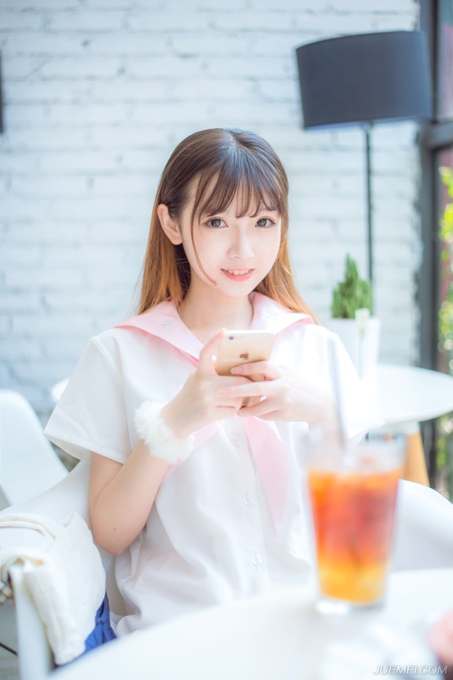 “血腥味儿~”虎卫统领抬头，冷冷的看向前方，沙哑的声音里，带着一股对鲜血的狂热，山道上空无一人，远处已经能够看到的军营也是冷清清一片，看不出有丝毫人烟。